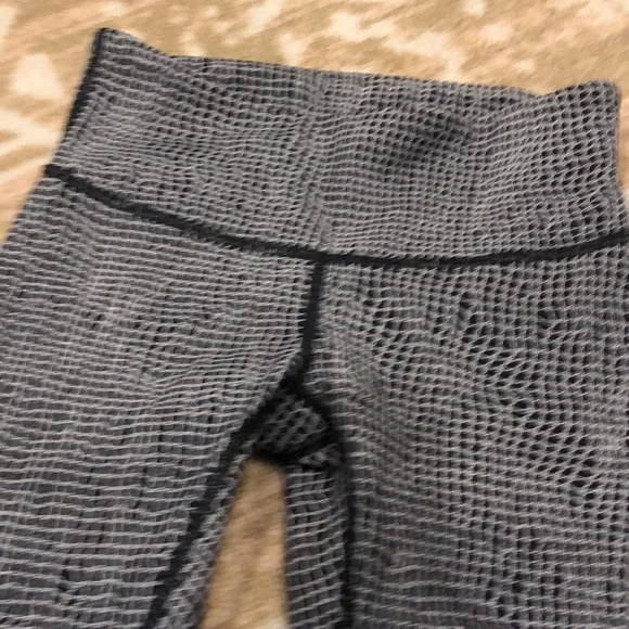 Lululemon wunder under sz 2 black white - Picture 3 of 4